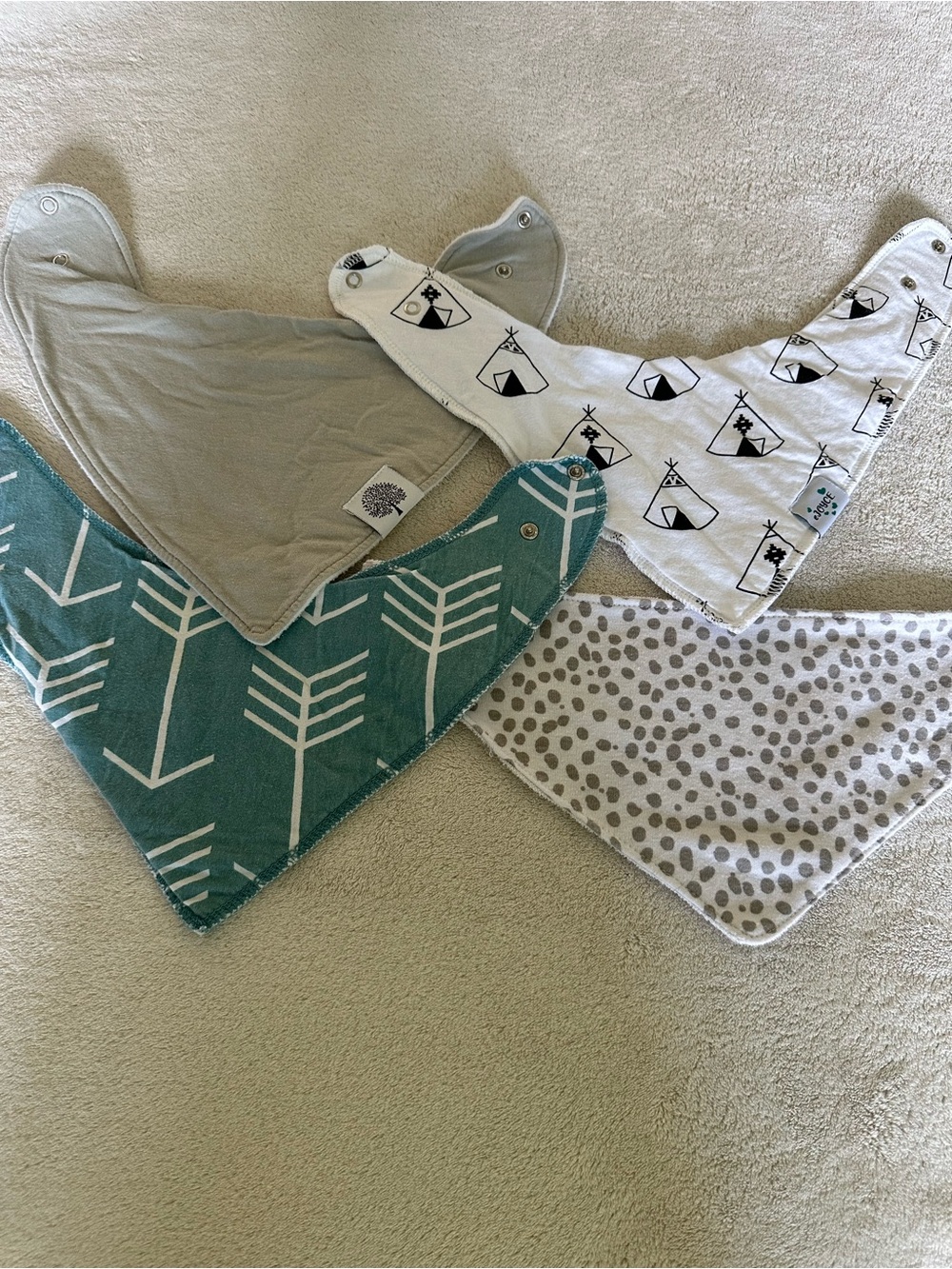 🦋(4) Baby Bandana Bibs